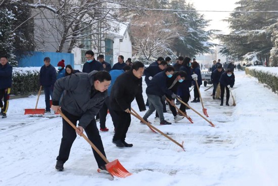 中國船舶風(fēng)帆公司積極組織掃雪，確保員工出行安全